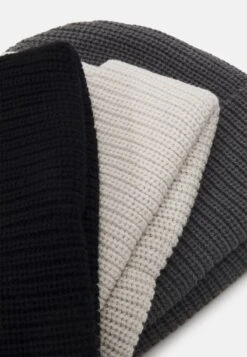Pier One UNISEX 3 PACK - Mütze - Black/dark Grey/off-white/ 11 Pier One UNISEX 3 PACK - Mütze - Black/dark Grey/off-white/ -Herrenbekleidung Rabatte 2a1daa058c674c9dbb0074799d429f4b