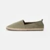 Pier One RENA ESPADRILLE UNISEX - Espadrille - Olive -Herrenbekleidung Rabatte 72c058eac6254d3ca7dfcd64895f6fd7