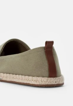 Pier One RENA ESPADRILLE UNISEX - Espadrille - Olive 13 Pier One RENA ESPADRILLE UNISEX - Espadrille - Olive -Herrenbekleidung Rabatte 8b1ef3dce9d344a08d816af96a53324d