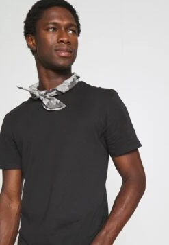 Pier One 3 PACK - T-Shirt Basic - Black/mottled Dark Grey/bordeaux 13 Pier One 3 PACK - T-Shirt Basic - Black/mottled Dark Grey/bordeaux -Herrenbekleidung Rabatte ae9b9691c10949c5b4edc17929f8c13a