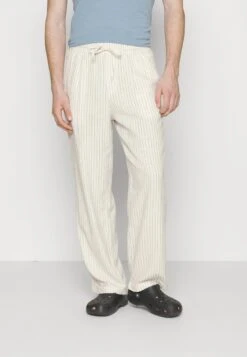 Pier One DRAWCORD TROUSERS - Stoffhose - Off-white -Herrenbekleidung Rabatte b95eb718ba79473385a4a0d44aaaf9c3 1