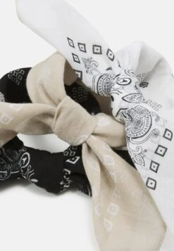 Pier One BANDANA UNISEX 3 PACK - Tuch - Black/white/beige 10 Pier One BANDANA UNISEX 3 PACK - Tuch - Black/white/beige -Herrenbekleidung Rabatte c2ede95d3e4443e6ac8cd75fce932acc