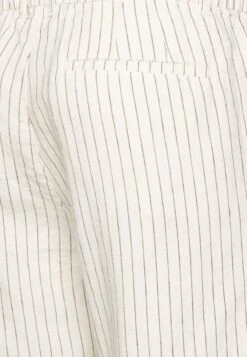 Pier One LINEN BLEND DRAWCORD SHORTS - Shorts - Off-white -Herrenbekleidung Rabatte f49c7de0cfa048f4bc002dc26d1abcb2