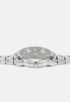 Pier One Uhr - Silver-coloured 10 Pier One Uhr - Silver-coloured -Herrenbekleidung Rabatte f4cc038a276e4f35a2d771c4e264025b