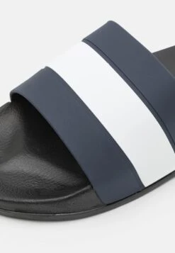 Pier One Pantolette Flach - Dark Blue/white -Herrenbekleidung Rabatte fca2b97369364691b5a9f753ac3a49a5